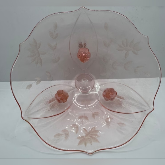 Vintage Pink Depression 3 Footed Pedestal etched Glass  - Candy dish - Picture 6 of 14